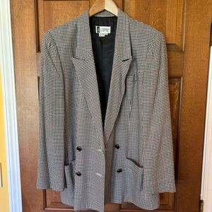 Does anyone still wear a suit!? Women’s plaid suit.